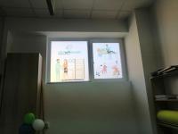 Inscriptionari-Vitrine-Cluj-Windows-Grafics-Cluj-Decor-Vitrine-Cu-Autocolant-Cluj-Geam-Sablat-Decor-Geam-Cu-Autocolant