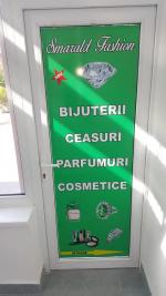 Inscriptionari vitrine - decor geam magazin autocolant - modele autocolante - diverse dimensiuni - pret avantajos - autocolante geamuri pret 